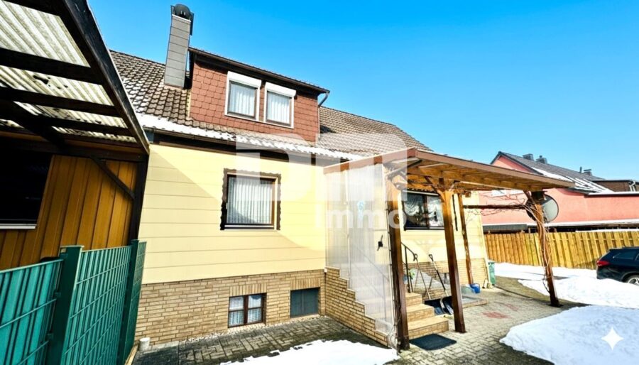 Modernisierte DHH mit Doppelgarage und 2x Carport in Traumlage inkl. Bachlauf - Rückansicht